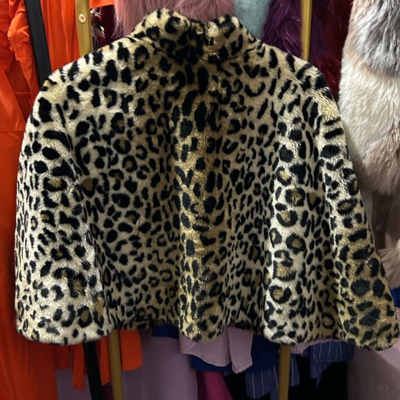 IN SEASON! Terry Lewis Fabulous Faux Fur Leopard Cape Caplet Fall Winter Snow - Picture 2 of 6